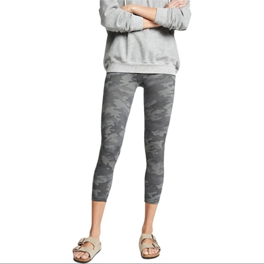 Spanx Look At Me Now sage camo cropped leggings, size S